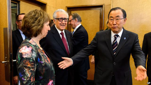 Tổng thư ký Liên hiệp quốc Ban Ki-moon (phải), Đặc sứ Lakhdar Brahimi (giữa) và Trưởng ban Chính sách Đối ngoại EU Catherine Ashton có mặt ở Thụy Sĩ hôm 21/1/14.